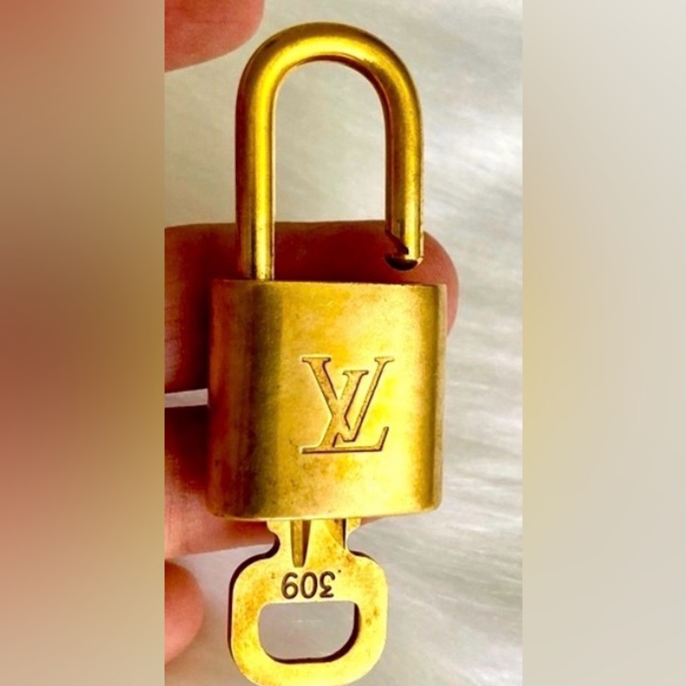 Louis Vuitton #309 Lock and Key - Picture 4 of 5